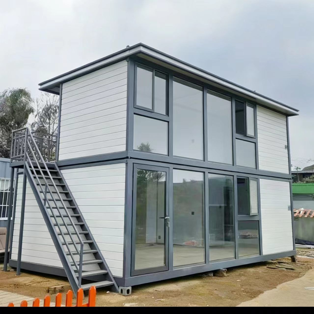 Office Furniture Direct - ขายตรงจากโรงงาน บ้านสำเร็จรูปแบบโมดูลาร์ รุ่นสองชั้น มีระเบียง พร้อมเตียงนอนและห้องครัว ราคาประหยัด